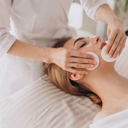 7 beneficii surprinzătoare ale masajului facial