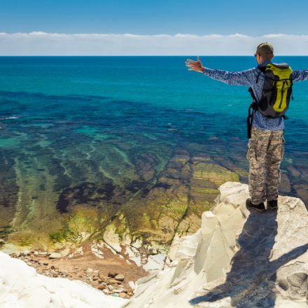 Călătorește în paradisul din Marea Egee: Ghidul complet pentru Santorini