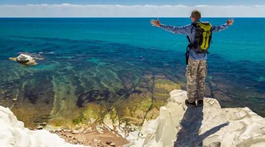 Călătorește în paradisul din Marea Egee: Ghidul complet pentru Santorini