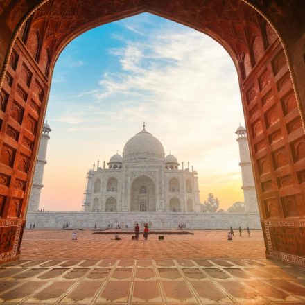Descoperă Taj Mahal: Simbolul Etern al Iubirii și Capodopera Arhitecturală a Indiei