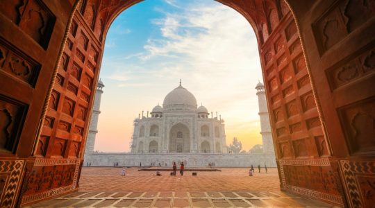 Descoperă Taj Mahal: Simbolul Etern al Iubirii și Capodopera Arhitecturală a Indiei