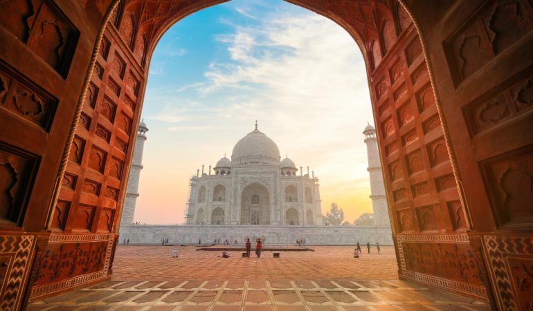 Descoperă Taj Mahal: Simbolul Etern al Iubirii și Capodopera Arhitecturală a Indiei