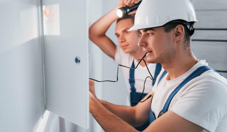 Importanța apelării la serviciile unui electrician profesionist