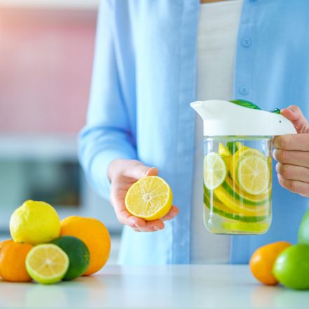 Cum să folosești lămâile în băuturi detoxifiante