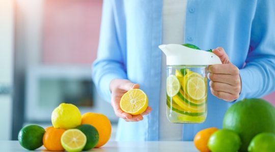 Cum să folosești lămâile în băuturi detoxifiante