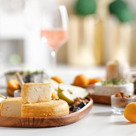 Cum să îți organizezi o seară de degustare de brânzeturi