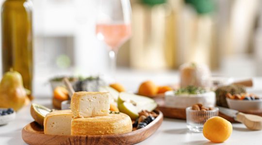 Cum să îți organizezi o seară de degustare de brânzeturi