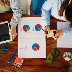 Revenue share în marketplace-uri B2C: modele și calcule concrete