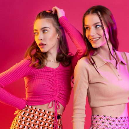 Tendințe pe TikTok: outfit challenge-urile (gen „7 zile, 7 ținute”) inspiră tinerii să experimenteze