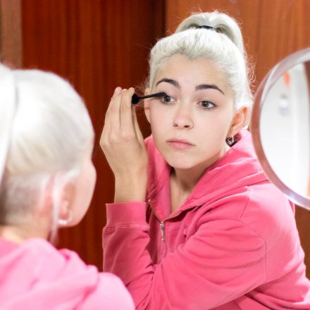 Cum să obții un efect de lifting sprâncene din machiaj