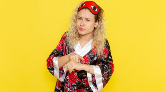 Ce înseamnă când visezi haine multe – schimbări de identitate