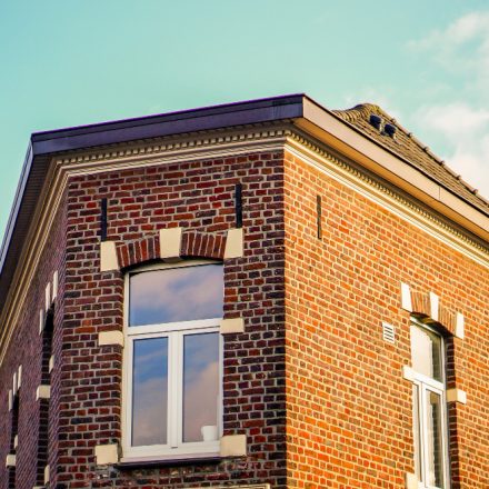 Fațade ventilate la case unifamiliale: criterii de montaj în zone cu ninsoare