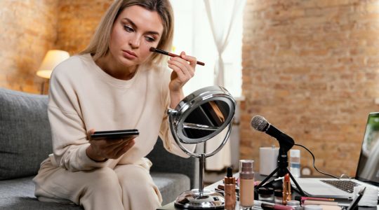 Cum să creezi un look de machiaj inspirat de vedete