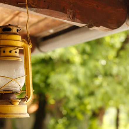 Elemente care dau farmec vacanțelor prin cine la lumina felinarelor