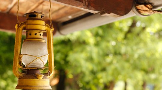 Elemente care dau farmec vacanțelor prin cine la lumina felinarelor Elemente care dau farmec vacanțelor prin cine la lumina felinarelor