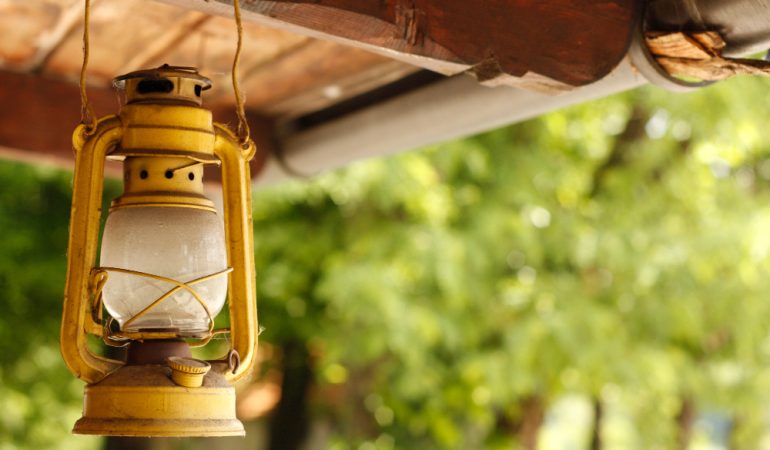 Elemente care dau farmec vacanțelor prin cine la lumina felinarelor
