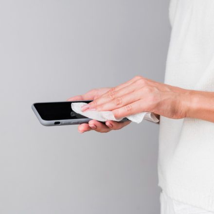 Cum să îți cureți ecranul telefonului corect