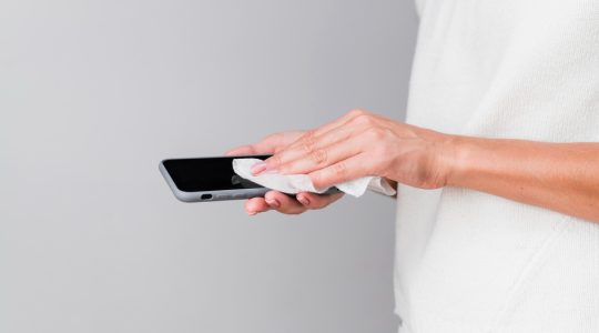 Cum să îți cureți ecranul telefonului corect