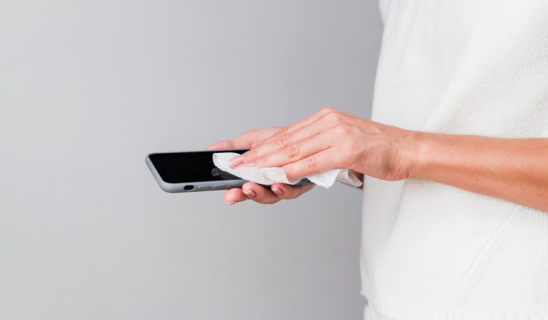 Cum să îți cureți ecranul telefonului corect Cum să îți cureți ecranul telefonului corect