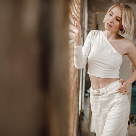 Cum să porți hainele sport în ținutele casual chic de zi cu zi