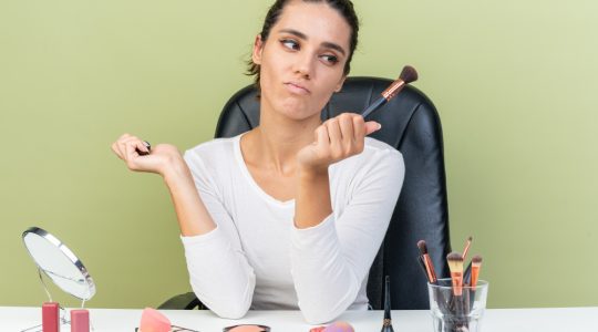 Semne că tenul tău are nevoie de o pauză de la machiaj