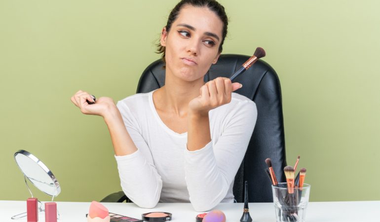 Semne că tenul tău are nevoie de o pauză de la machiaj